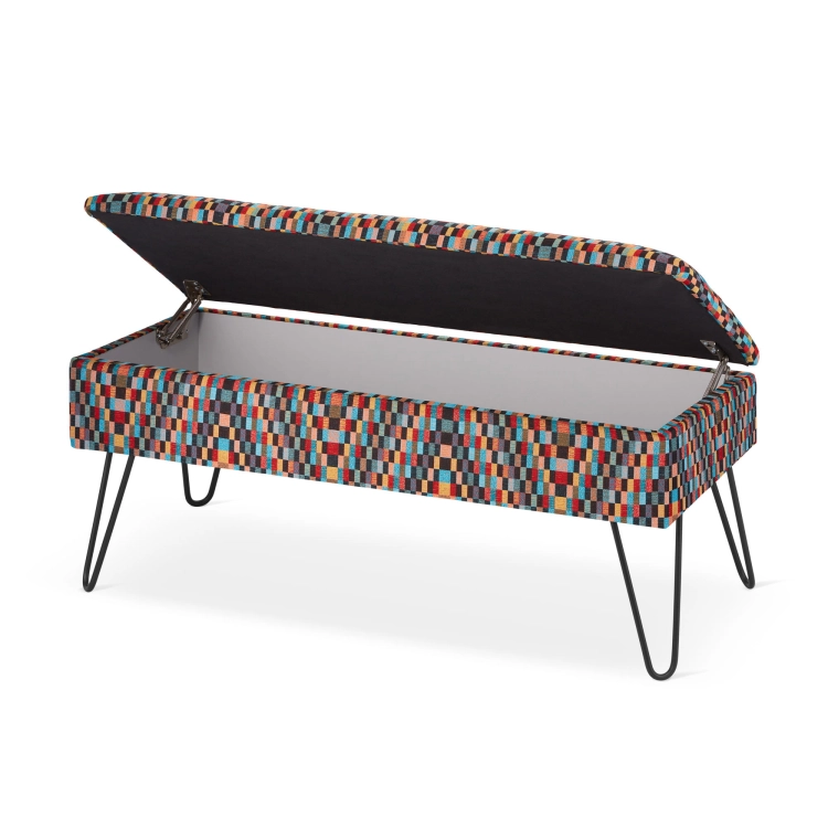 Comfortable quilted pouffe with pin legs