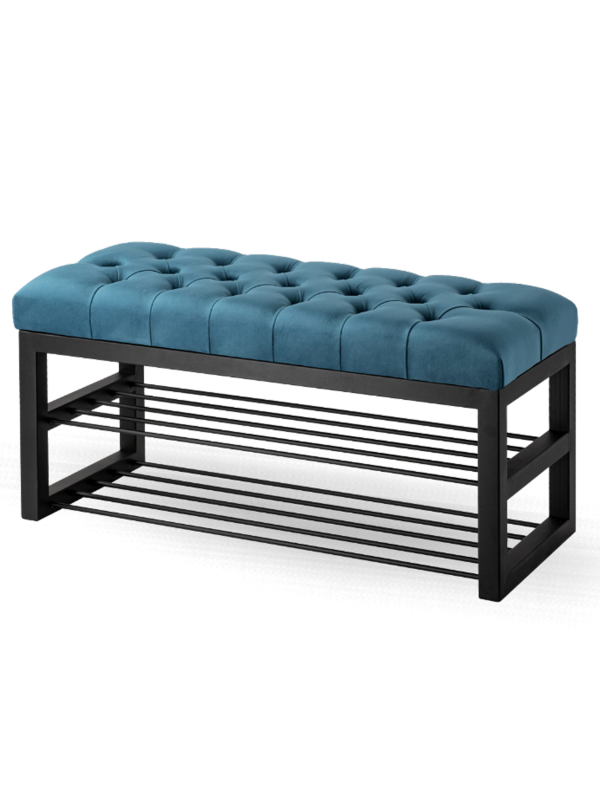 Blaue gepolsterte Bank im Industriestil mit Metallregalen
