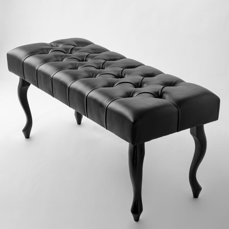 Black quilted bench with leather upholstery, a combination of functionality and timeless elegance.